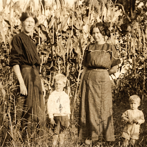 Belle Moss Cloer, Lawrence Cloer, Winnie Moss, Ervin Cloer. Before 1914.